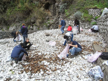 La pulizia del fiordo di Crapolla da parte dei volontari del Progetto MAE