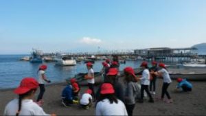 Iniziative oceaniche - I bambini ripuliscono il borgo della Loren e De Sica a Sorrento